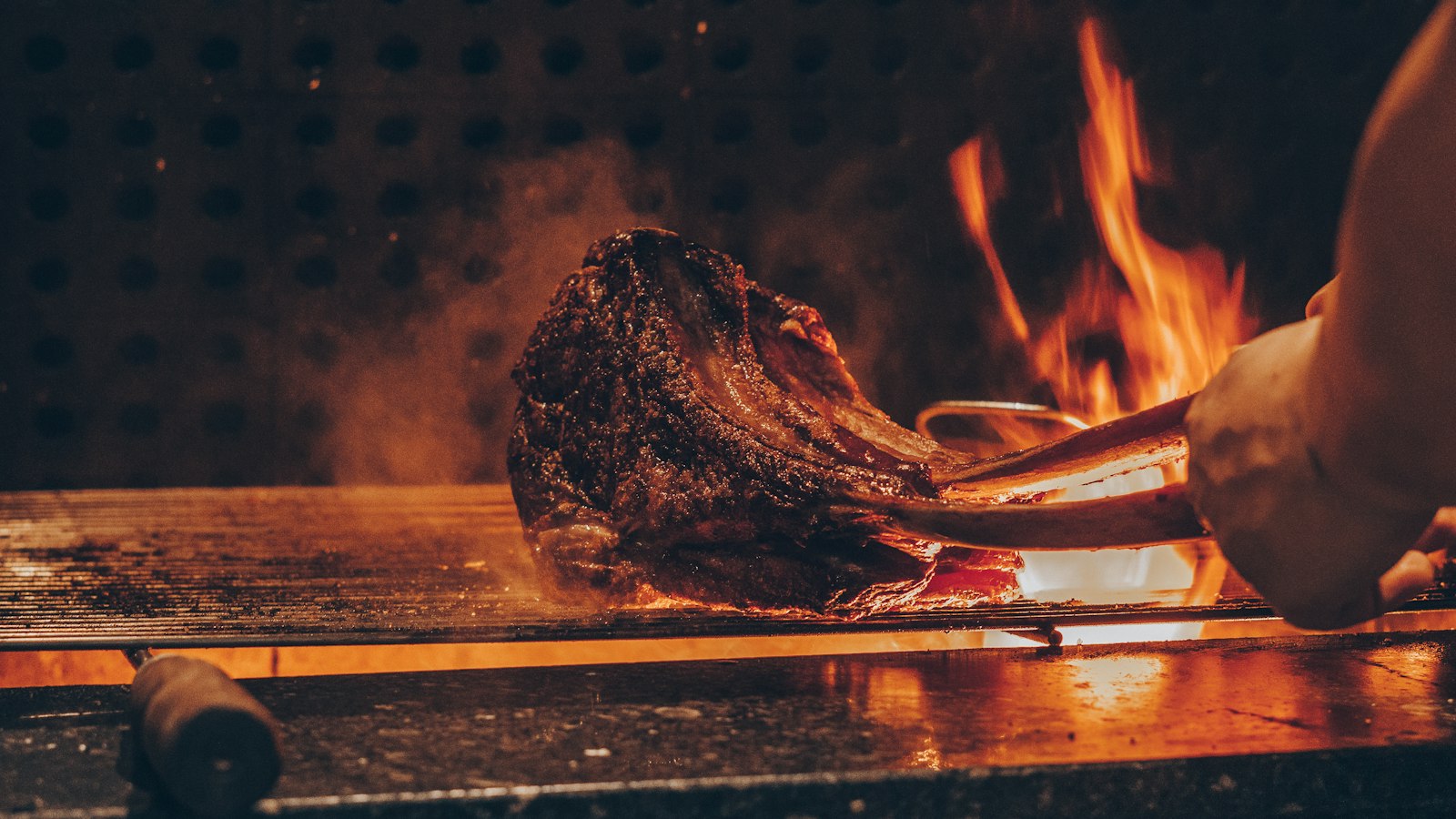 Corte de carne sobre las brasas